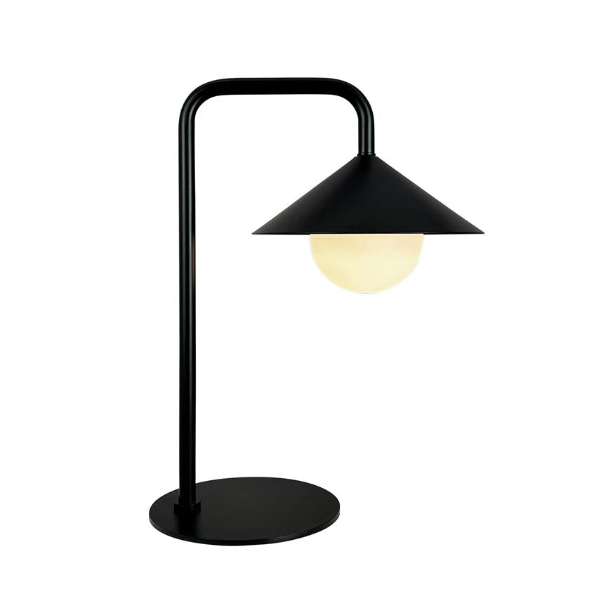 Bordlampe med sort metalstang og rund fod, en konisk skærm holder en oplyst, varm hvid glaskugle, placeret mod en neutral hvid baggrund.