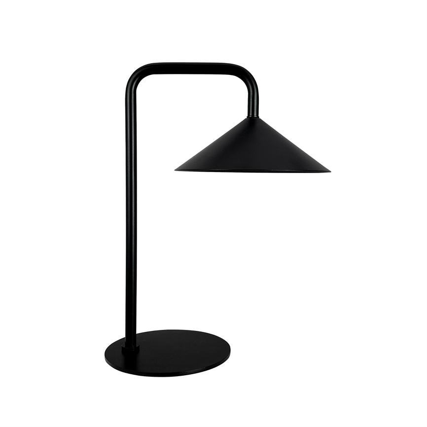 Sort metal bordlampe med buet arm og kegleformet skærm peger nedad; står på rund fod mod en ensartet hvid baggrund.