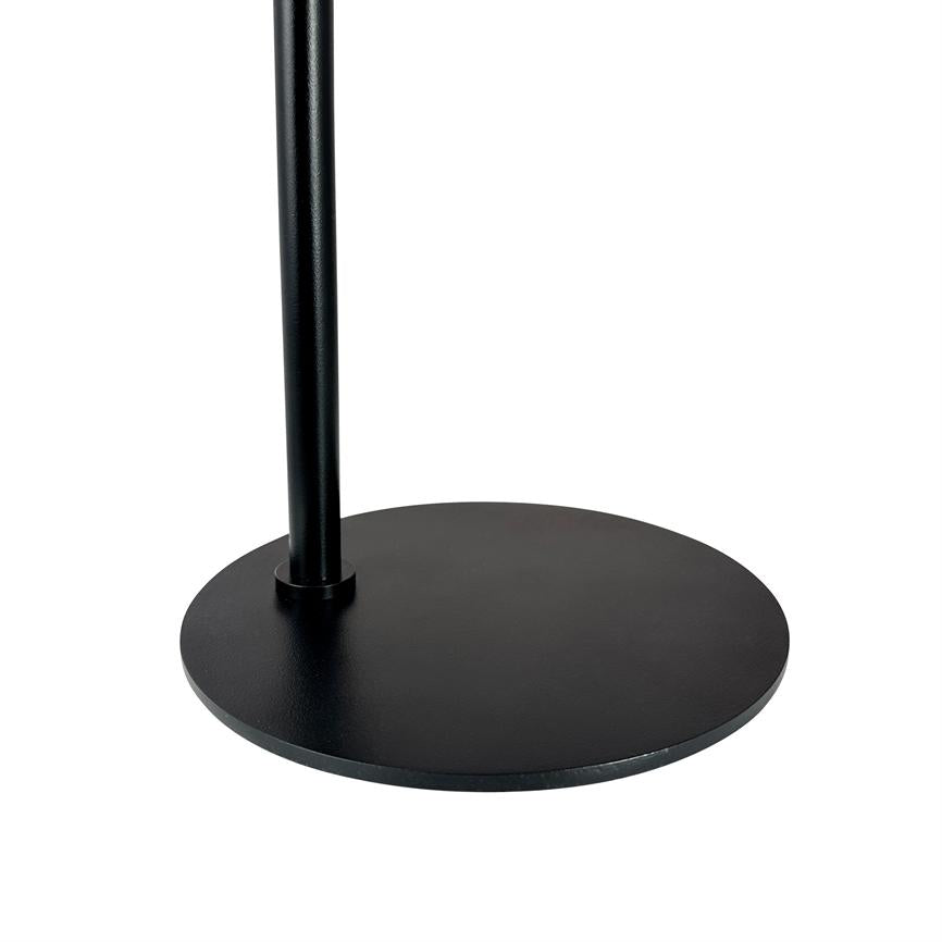 En sort rund metalfod understøtter en smal, lodret metalstang. Fodens overflade er mat; motivet vises på en ensartet hvid baggrund.