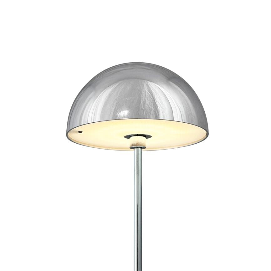 Halbkugelförmige Stehleuchte, die sanft nach unten leuchtet, mit glänzendem Chromschirm und weißem Diffusor, montiert auf einem schlanken Metallstab vor einem weißen Hintergrund.