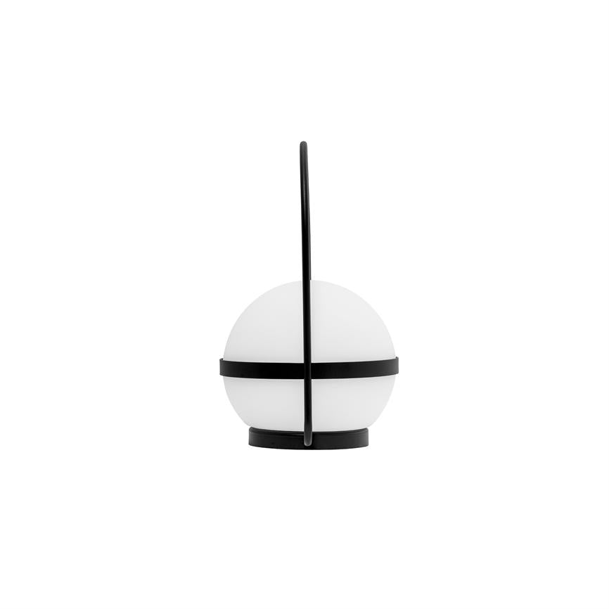 Runde weiße Tischleuchte mit schwarzen Metallbändern und aufrechter Halterung steht zentral auf einem einheitlichen weißen Hintergrund im minimalistischen Produktfoto-Kontext.