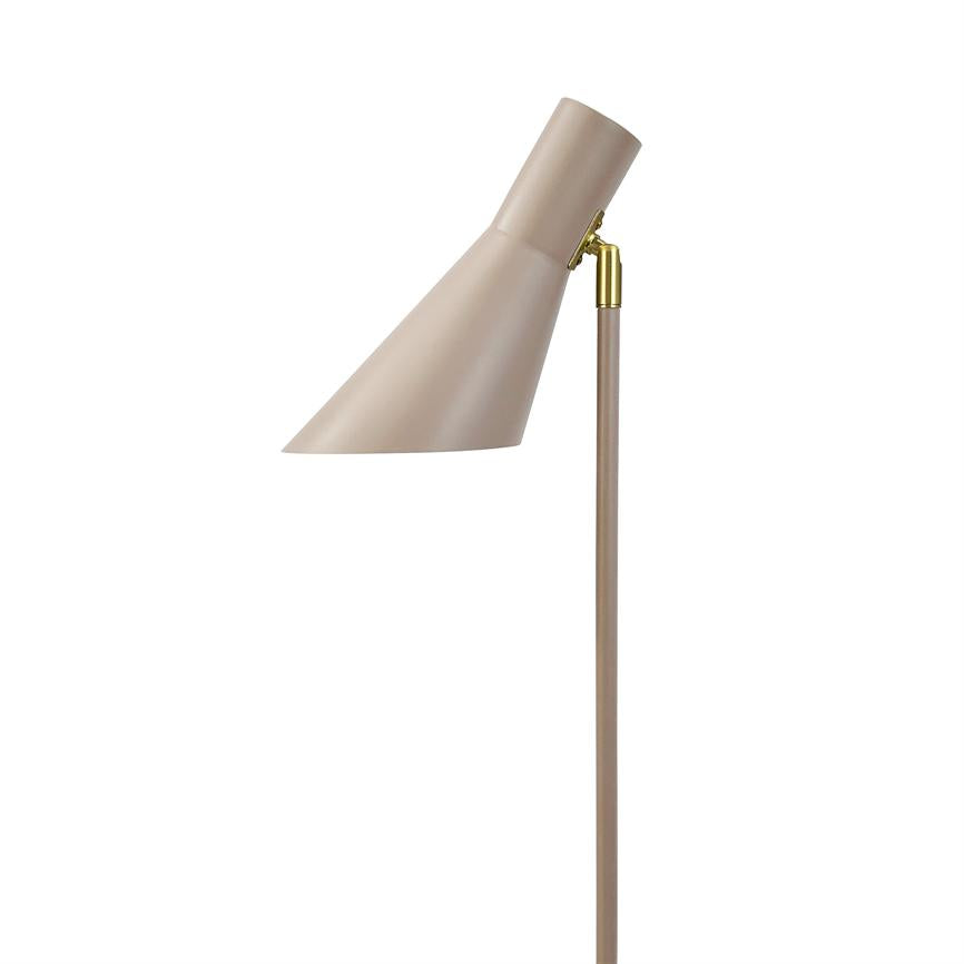 Eine beige Stehlampe aus Metall, der Schirm nach unten geneigt; Der Bildschirm ist länglich und mit einem kleinen goldenen Scharnier an einer dünnen Stange befestigt, vor einem einheitlichen weißen Hintergrund.