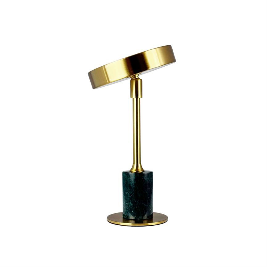 Tischleuchte mit goldenem, schrägem Rundschirm; Ein schlanker goldener Stab verbindet den Bildschirm mit einem dunkelgrünen Marmorsockel auf einem runden goldenen Fuß. Weißer Hintergrund.