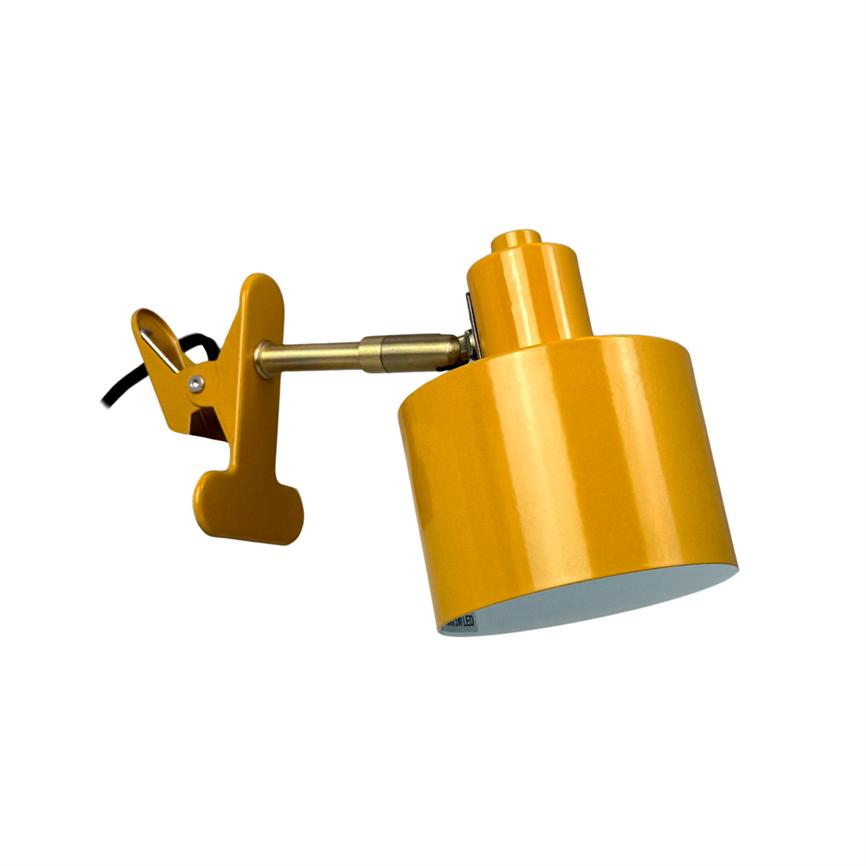 Eine gelbe Klemmleuchte wird an einem verstellbaren Metallarm befestigt und zeigt nach unten. Die Gelenkhalterung und das schwarze Kabel des Arms sind auf einem einheitlichen weißen Hintergrund sichtbar.