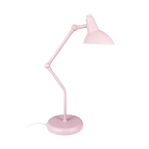 En lyserød, justerbar skrivebordslampe med armene bøjede og skærmen pegende nedad; står på rund base med synlig ledning mod neutral hvid baggrund.