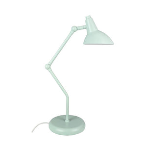 Skrivebordslampe i mintgrøn, med justerbar todelt arm og rund fod; skærmen vinklet nedad, synlig strømkabel, placeret mod hvid, neutral baggrund.