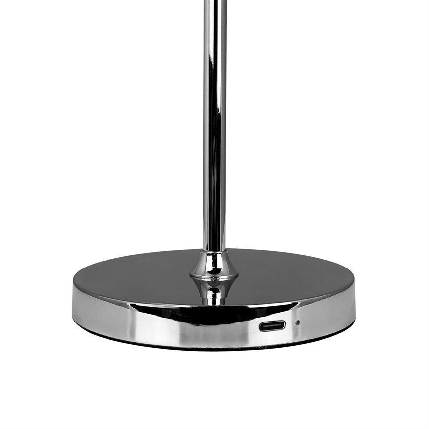 Der verchromte Lampensockel steht aufrecht auf einem flachen, runden Sockel vor einem weißen Hintergrund; An der Vorderkante der Basis befinden sich ein USB-C-Anschluss und eine kleine Statusleuchte.