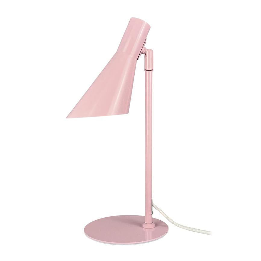 En pink metalbordlampe peger skråt nedad; den står på en rund fod med en lodret stang og en synlig hvid ledning mod hvid baggrund.
