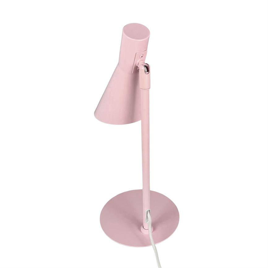 En lyserød metal bordlampe står lodret, skærmen vinklet nedad; slank stang og rund fod med synlig hvid ledning, minimalistisk design på hvid baggrund.