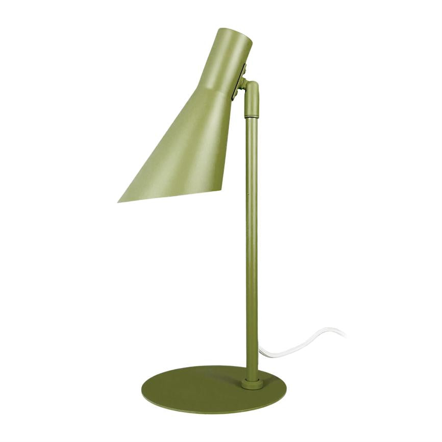 Grøn metal skrivebordslampe med aflang skærm, hælder lidt nedad; slank lodret stang og rund base, hvid ledning bagved mod hvid baggrund.