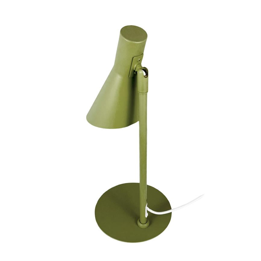 Grøn skrivebordslampe står med skråt nedadvendt skærm på drejeled over rund base på hvid baggrund; hvid ledning løber fra lampens fod.