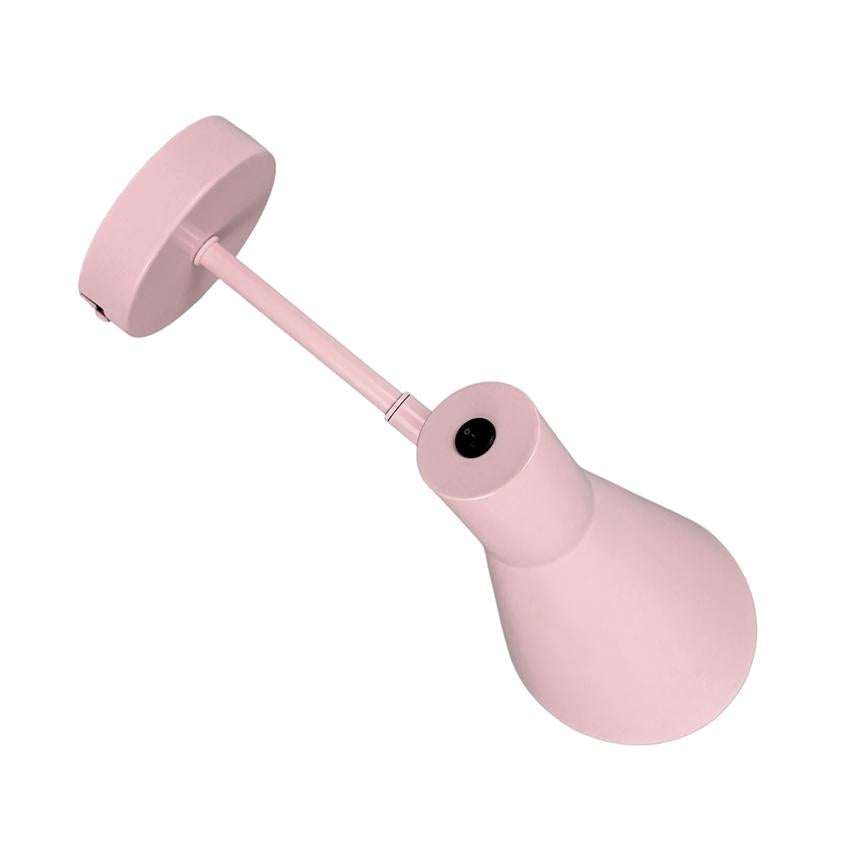 Rosafarbene, eckige Lampe mit konischem Schirm, über einen kurzen Stab auf einem runden Sockel montiert; die Lampe zeigt nach unten vor einem gleichmäßig weißen Hintergrund.