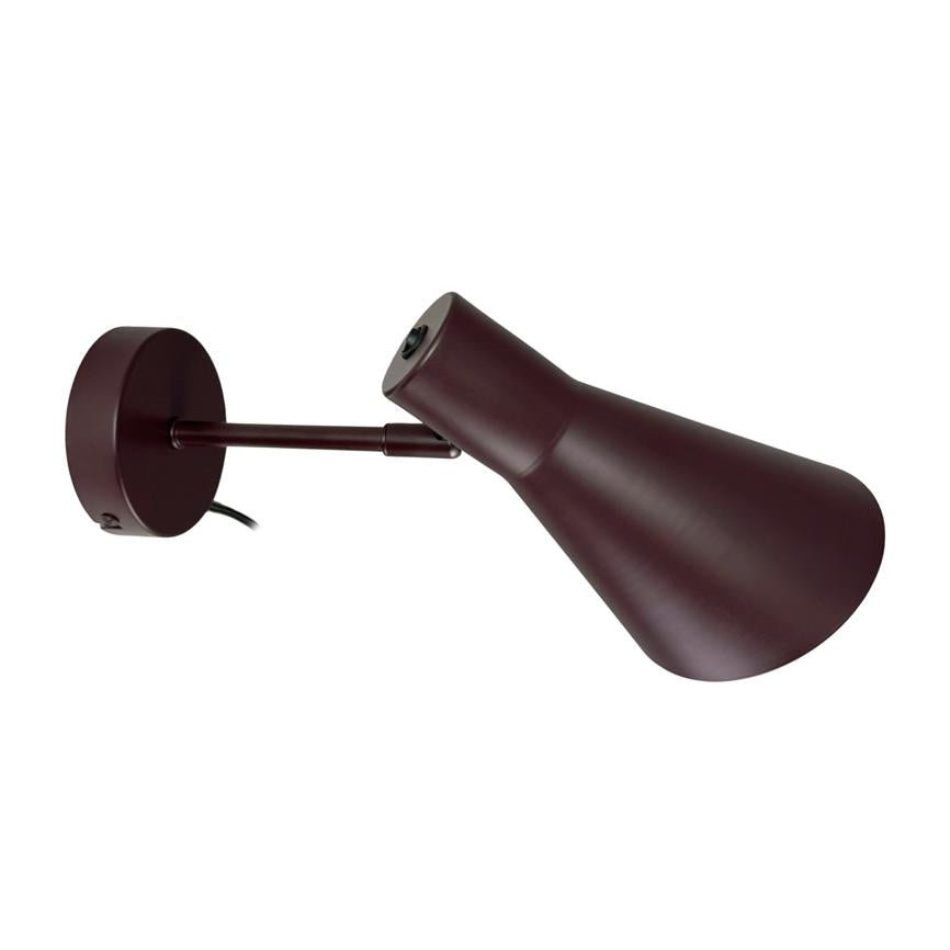 Wandleuchte mit verstellbarem Arm und kegelförmigem Schirm, steht schräg an einer runden Wandhalterung; mattes burgunderrotes Metallic-Finish auf neutralweißem Hintergrund.