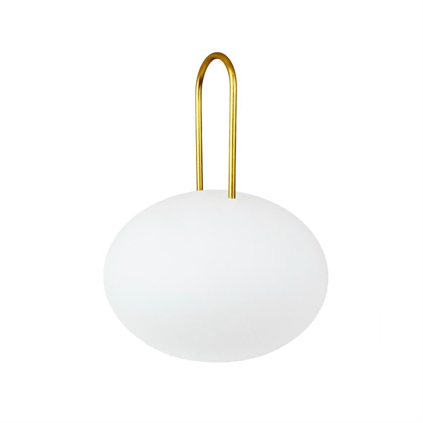 Weiße, runde Pendelleuchte hängt in einem geschwungenen, goldenen Aufhängungsring; schlichte, minimalistische Präsentation vor neutralweißem Hintergrund.