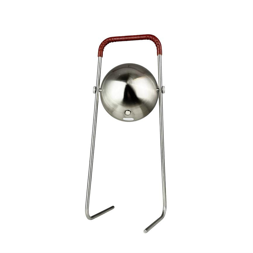 Rund poleret metalkugle monteret i et højt, åbent stålstativ med rød indpakket håndtag; kuglen hænger centralt, stativet står frit mod en ensartet hvid baggrund.