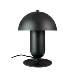 Schwarze Tischlampe in Form eines Pilzes steht auf einem runden Sockel; Der Kuppelbildschirm ruht über einem zylindrischen Körper und ein schwarzes Stromkabel ist vor einem reinweißen Hintergrund sichtbar.