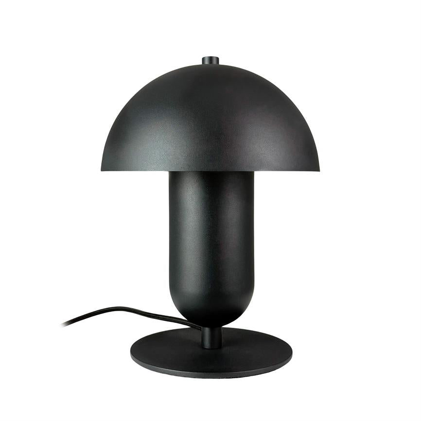 Schwarze Tischlampe in Form eines Pilzes steht auf einem runden Sockel; Der Kuppelbildschirm ruht über einem zylindrischen Körper und ein schwarzes Stromkabel ist vor einem reinweißen Hintergrund sichtbar.