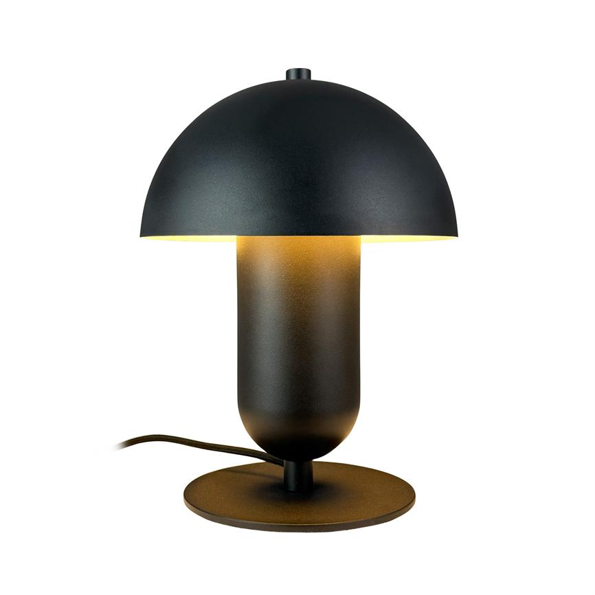 Schwarze Tischleuchte aus Metall mit pilzartiger Kuppel, die warmes, goldenes Licht nach unten abgibt, steht auf einem runden Sockel mit sichtbarem Kabel vor einem neutralen, weißen Hintergrund.