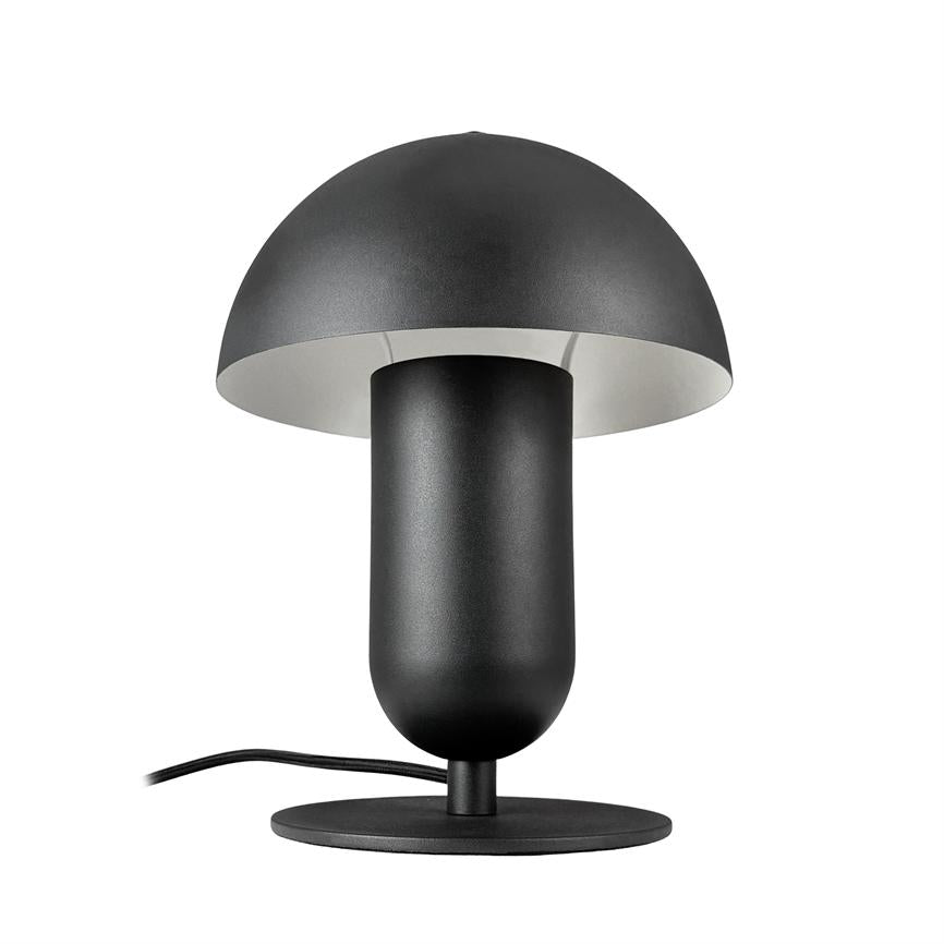 Die Tischlampe aus schwarzem, mattschwarzem Metall hat die Form eines Pilzes (Pilzhut und zylindrischer Schaft) und steht unbeleuchtet auf einem niedrigen, runden Sockel vor einem weißen Hintergrund.