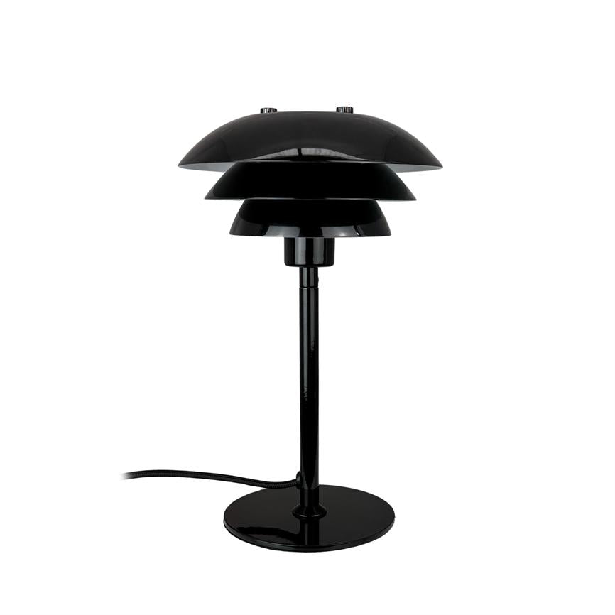 Sort bordlampe med tre lagdelte skærme står på hvid baggrund; slank stang, rund fod og synligt strømkabel.