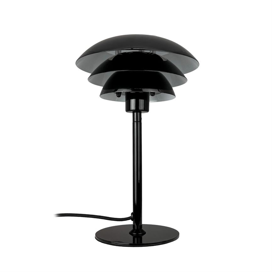 Sort bordlampe med tre skålformede, lagdelte skærme står på en slank skaft og rund fod; sort tekstilledning løber ud til siden mod neutral hvid baggrund.