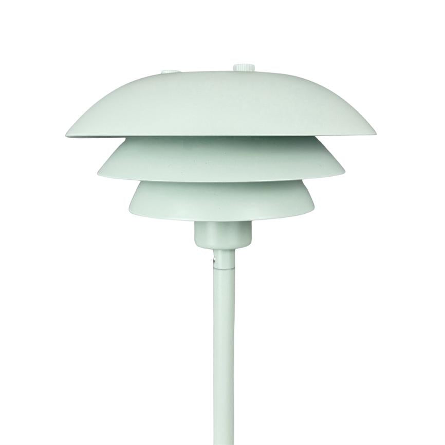 Lampe med tre skålformede, lagdelte skærme af lysegrønt metal, afskærmer og spreder lys; monteret på en slank stang foran en neutral hvid baggrund.