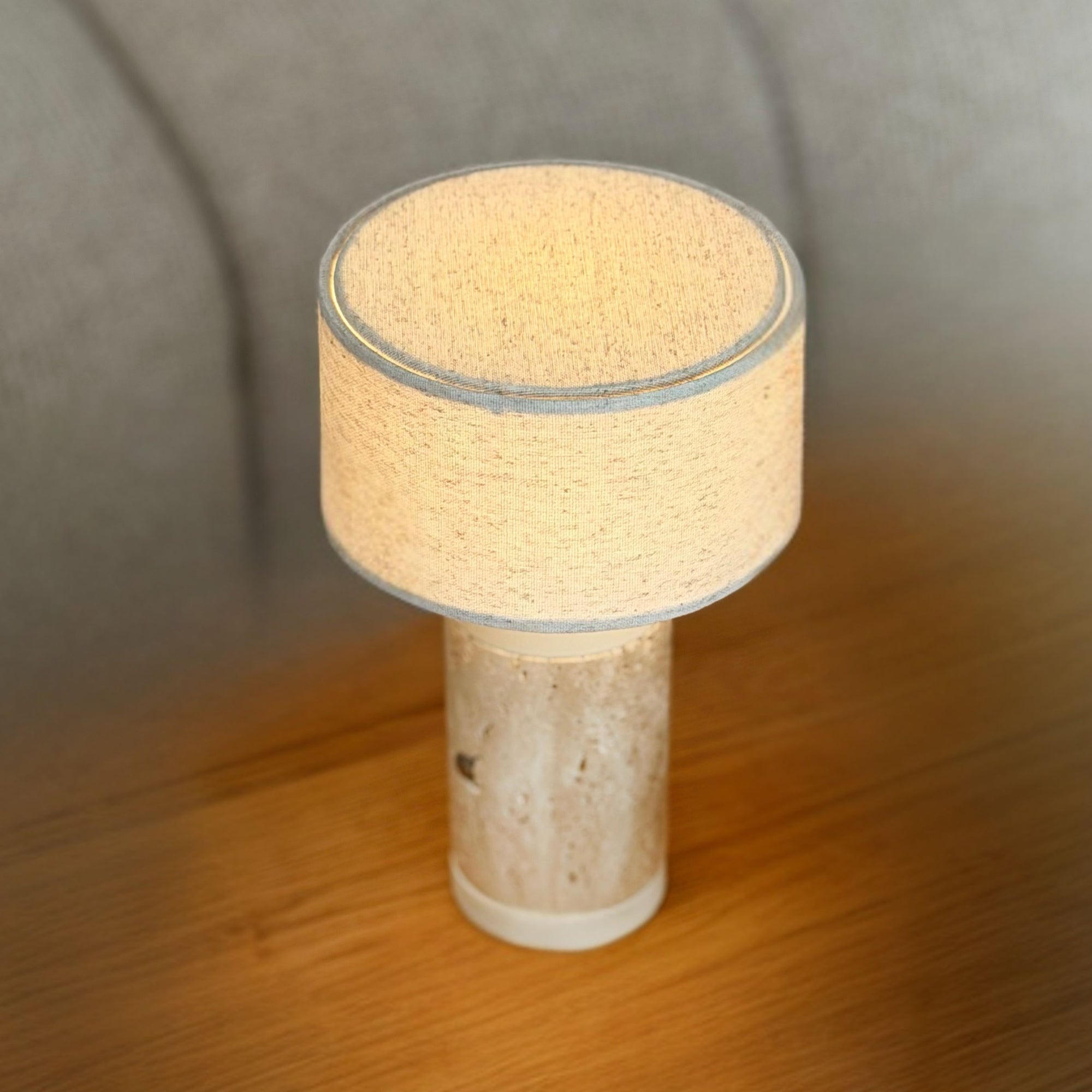 Mellow LED Genopladelig Bordlampe - Trevertin